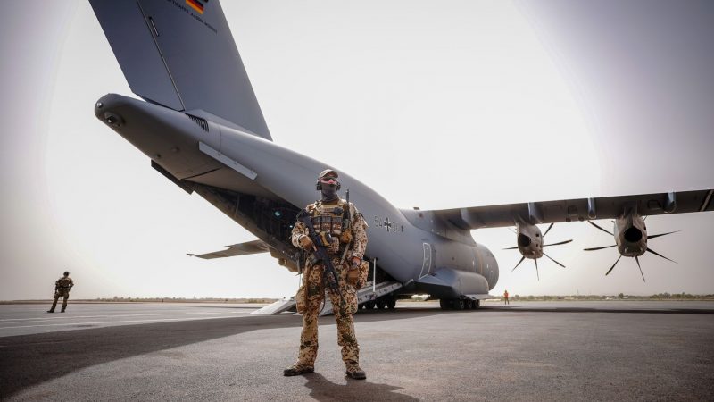 Bundeswehrsoldaten sichern einen Airbus A400M auf dem Flughafen von Bamako.