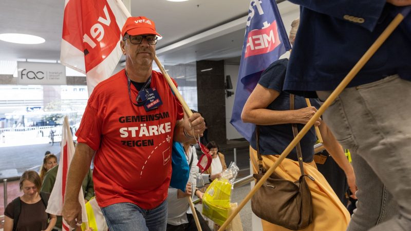 Teilnehmer der Kundgebung auf dem Weg zu den Verhandlungen. Die Gewerkschaft Verdi fordert 9,5 Prozent mehr Geld für rund 20.000 Beschäftigte der Lufthansa am Boden.