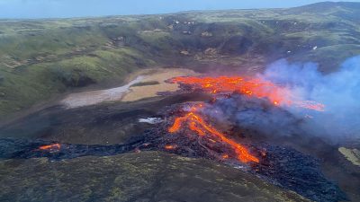 Vulkanausbruch auf Island – Lava sprudelt aus der Erde