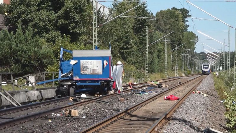 An einem Bahnübergang in Rastede ist  ein Lastwagen von einem Zug erfasst worden.