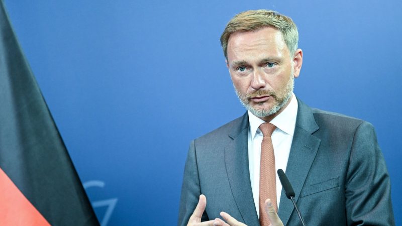 Bundesfinanzminister Christian Lindner will den Schuldenabbau in der EU verbindlich machen.
