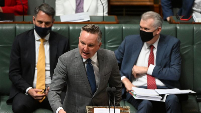 Chris Bowen, Klimaminister von Australien, spricht während der Fragestunde im Repräsentantenhaus im Parlamentsgebäude. Das Repräsentantenhaus hat zum ersten Mal ein Klimagesetz verabschiedet.