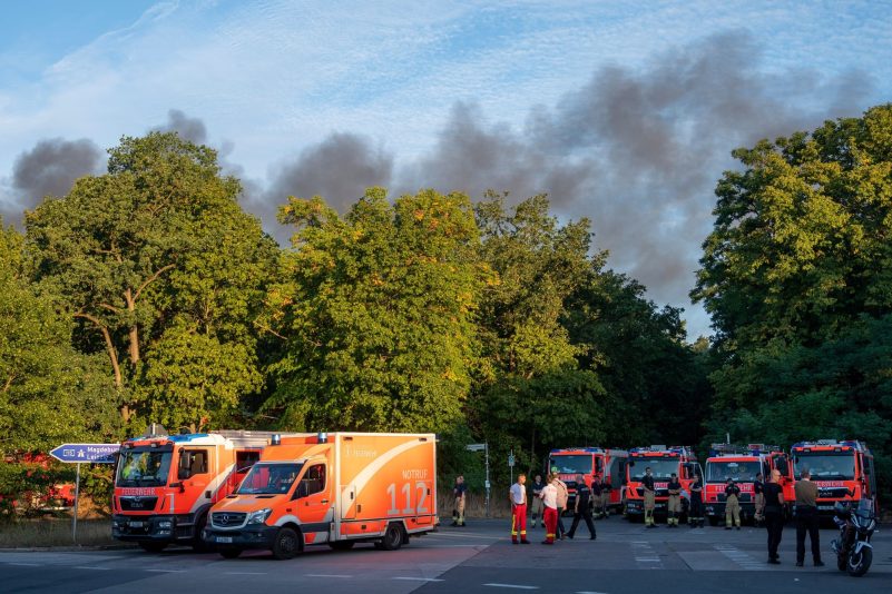 Im Berliner Grunewald ist nach einer Explosion auf dem dortigen Sprengplatz ein Feuer ausgebrochen und hat den angrenzenden Wald in Brand gesetzt.