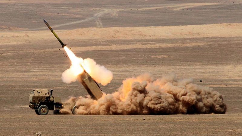 Der US-Raketenwerfer HIMARS (High Mobility Artillery Rocket System) beim Abschuss einer Rakete: Der Westen leistet Militärhilfe.