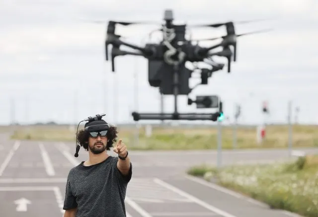 Mohamed Azzahhafi, Drohenpilot im Innovation Lab von Vodafone, steuert auf dem Vodafone 5G Mobility Lab die Drohne DJI Matrice 210 RTK.