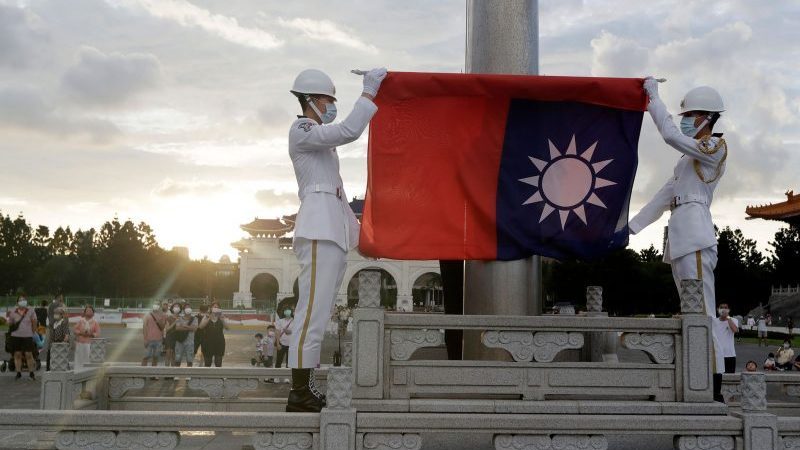 Zwei Soldaten falten die Nationalflagge während der täglichen Flaggenzeremonie auf dem Freiheitsplatz der Chiang-Kai-shek-Gedenkhalle in Taipeh.