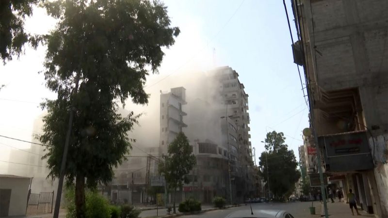 Rauch umgibt ein hohes Gebäude nach einem israelischen Luftangriff. Israelische Streitkräfte haben bei Luftangriffen auf den Gazastreifen den Militärchef der extremistischen Palästinenserorganisation Islamischer Dschihad (PIJ) getötet.