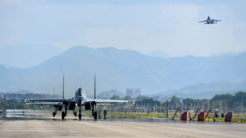 Flugzeuge der chinesischen Luftwaffe und des Marinefliegerkorps der Volksbefreiungsarmee (PLA).
