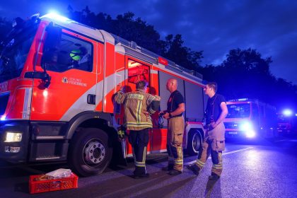 Feuer weitgehend gelöscht, Bahnstrecke freigegeben, Autobahn weiter gesperrt
