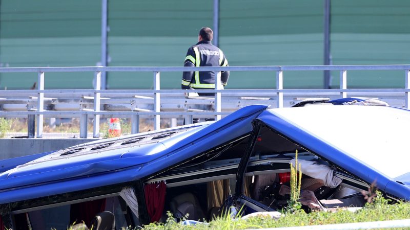 Das Wrack des Busses an der Unfallstelle in Kroatien. Bei dem Unfall sind mehrere Menschen ums Leben gekommen.