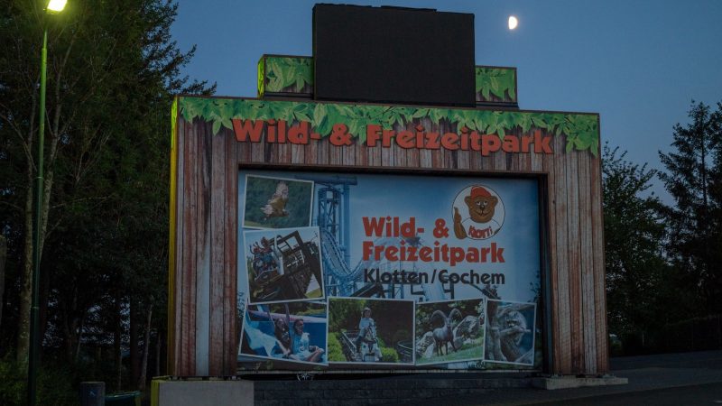 Ein Schild in der Nähe des Eingangs weist auf Ein- und Ausgang des Wild-und Freizeitparks hin. Dort ist eine Frau aus dem Saarland auf einer Achterbahn tödlich verunglückt.