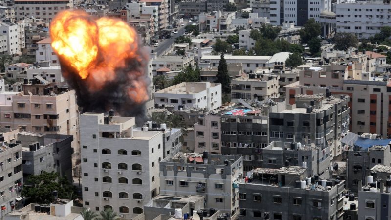 Rauch und Feuer steigen nach einem israelischen Angriff in Gaza-Stadt aus einem Gebäude.