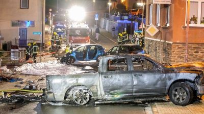 Auto explodiert nach Unfall im Erzgebirge