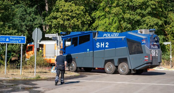 Feuerwehrautos und Fahrzeuge der Polizei in der Nähe der Brandstelle am Sprengplatz der Berliner Polizei im Grunewald. Berlin