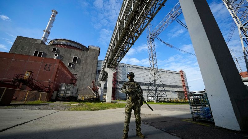 Ein russischer Soldat bewacht einen Bereich des Kernkraftwerks Saporischschja im Südosten der Ukraine. Das Foto wurde während einer vom russischen Verteidigungsministerium organisierten Reise aufgenommenen.
