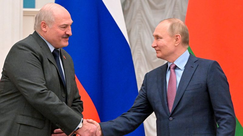 Wladimir Putin (r), Präsident von Russland, und Alexander Lukaschenko, Präsident von Belarus, nach einer gemeinsamen Pressekonferenz.