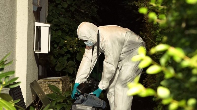 Ein Mitarbeiter der Spurensicherung in Delmenhorst.