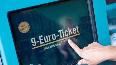 „Porsche Fahren“ statt 9-Euro-Ticket: Polizei ermittelt zu FDP-Fake-Plakaten
