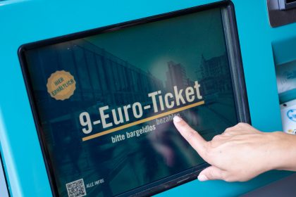 „Porsche Fahren“ statt 9-Euro-Ticket: Polizei ermittelt zu FDP-Fake-Plakaten
