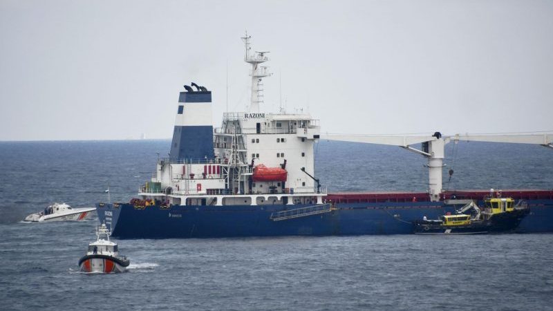 Die unter der Flagge Sierra Leones fahrende Razoni, die mit 26.000 Tonnen Mais beladen ist, ist das erste Frachtschiff, das die Ukraine seit der russischen Invasion verlassen hat und 1. August in Odessa in See stach.