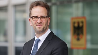 Klaus Müller, Präsident der Bundesnetzagentur, steht vor dem Haus der Bundesnetzagentur.