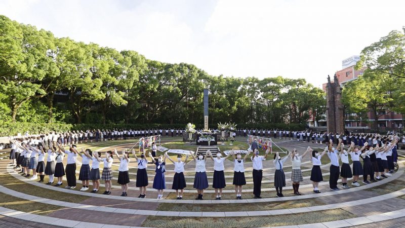 Mit einem Appell zur Abschaffung aller Atomwaffen in der Welt hat die japanische Stadt Nagasaki der Opfer des Atombombenabwurfs vor 77 Jahren gedacht. Oberschüler bilden eine Menschenkette um den Kenotaph im Hypocenter.