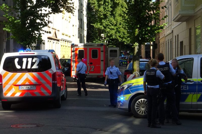 Ein 16-Jähriger ist in Dortmund durch einen oder mehrere Schüsse tödlich verletzt worden.