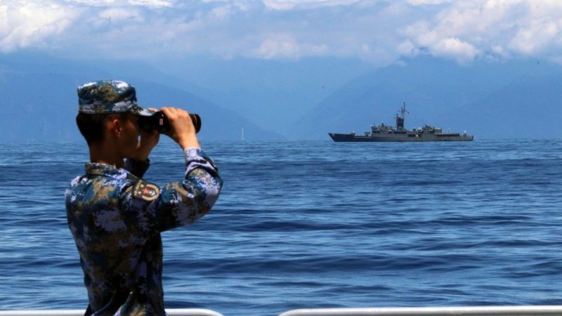 Ein Soldat der chinesischen Volksbefreiungsarmee hat Taiwans Fregatte Lan Yang im Blick.