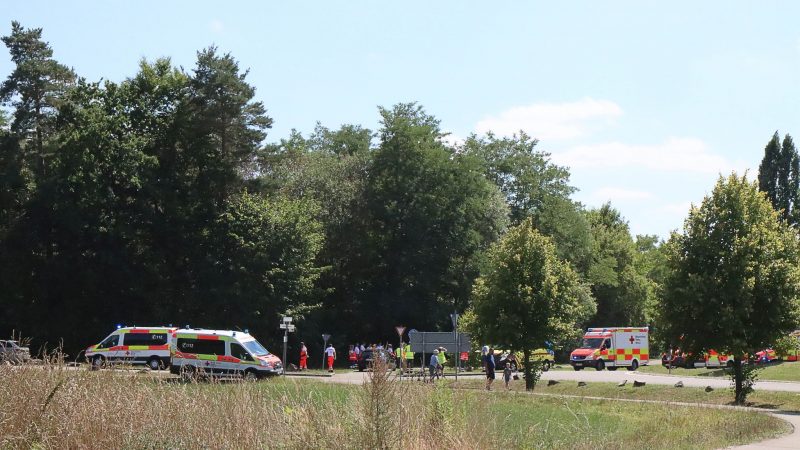 Rettungskräfte stehen am Legoland. Bei einem Unfall auf einer Achterbahn in dem Freizeitpark im schwäbischen Günzburg sind mindestens neun Menschen verletzt worden.