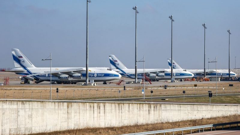 Drei Frachtflugzeuge der russischen Volga-Dnepr-Gruppe stehen Ende Februar am Flughafen Leipzig/Halle.
