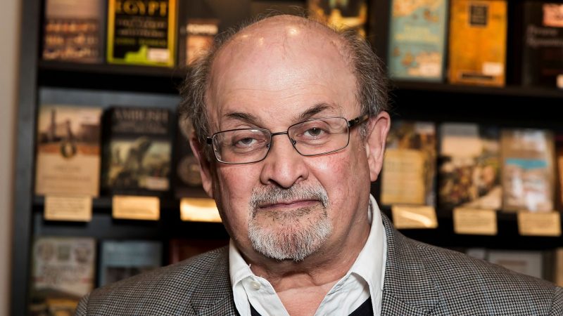 Salman Rushdie bei einer Veranstaltung in London. Der Schriftsteller soll sich nach der Messerattacke auf dem Weg der Besserung befinden.