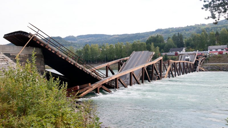 Eine fast 150 Meter lange Brücke über den Fluss Laagen ist im Tal von Gudbrandsdalen zusammengebrochen.