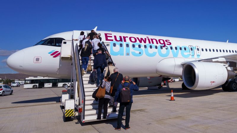Passagiere gehen an Bord einer Maschine der Lufthansa-Tochter «Eurowings Discover».