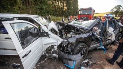 Ein Toter, neun Schwerverletzte: Auto mit Assistenzsystem kracht in Gegenverkehr