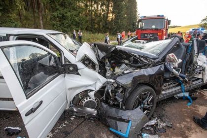 Ein Toter, neun Schwerverletzte: Auto mit Assistenzsystem kracht in Gegenverkehr