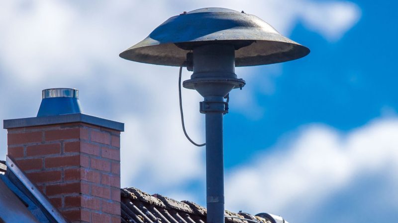 Eine Alarmsirene steht auf einem Hausdach.