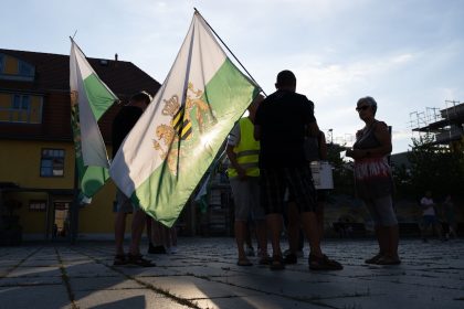 Akteure wie die rechtsextremen Freien Sachsen heizen derzeit im Netz die Stimmung an. Im Winter könnte sich die Wut auch auf der Straße entladen, befürchtet der Sozialforscher Piotr Kocyba.