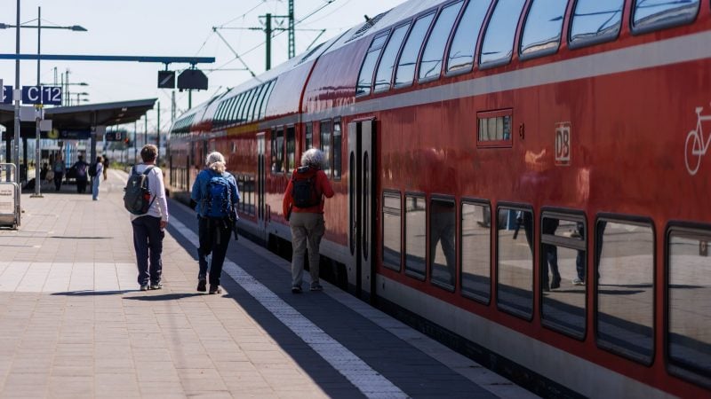 Reisende gsteigen in Karlsruhe in einen Regionalexpress (RE) der Deutschen Bahn. Ab September schlägt eine solche Fahrt wieder mehr zu Buche.