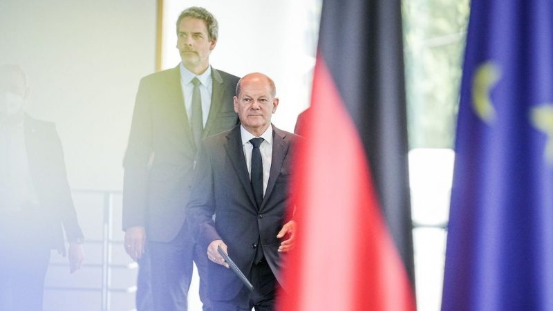 Bundeskanzler Olaf Scholz (SPD) kommt mit Regierungssprecher Steffen Hebestreit (dahinter) zum Pressestatement zur Gasumlage.