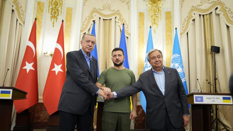 Recep Tayyip Erdogan, Wolodymyr Selenskyj und Antonio Guterres (v.l.n.r.)  geben sich nach ihrem Treffen die Hand.