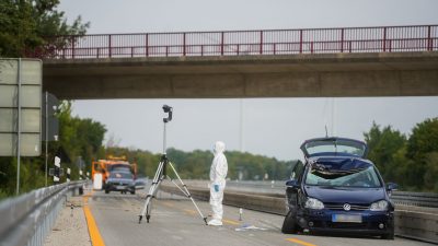 Autobahn A7: Gullydeckel auf Pkw geworfen – Zwei Schwerverletzte