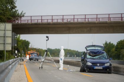 Autobahn A7: Gullydeckel auf Pkw geworfen – Zwei Schwerverletzte