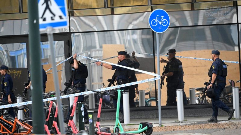 Polizisten am Tatort nach den Schüssen im Emporia-Einkaufszentrum in Malmö.