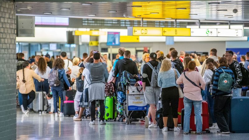 Passagiere warten in der Abflughalle des Terminal A im Hannover Airport an einem Check-In Schalter. Niedersachsen will mit einer Bundesratsinitiative das Vorkasse-Prinzip bei Flugreisen abschaffen.