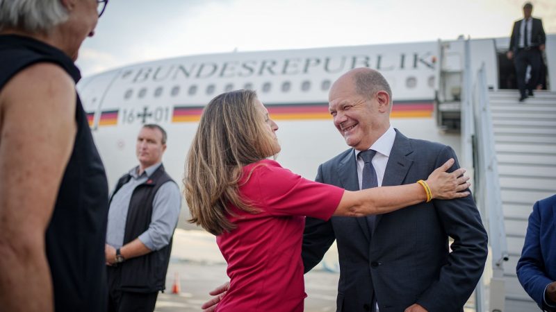 Bundeskanzler Olaf Scholz wird nach der Landung auf dem Flughafen von Montreal von der kanadischen Finanz- und Vize-Premierministerin Chrystia Freeland begrüßt.