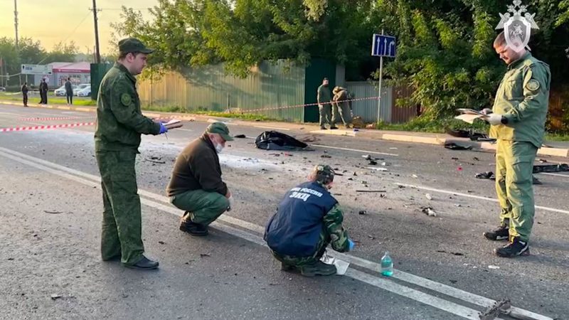 Ermittler arbeiten am Ort der Explosion des von Daria Dugina gefahrenen Autos außerhalb von Moskau.