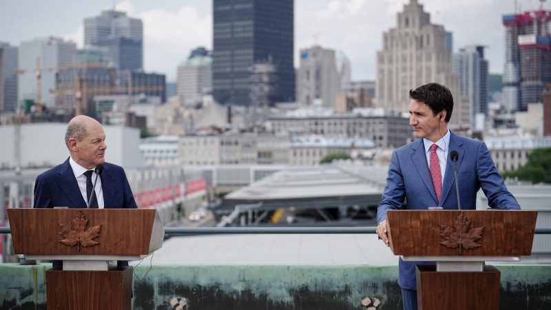 Bundeskanzler Olaf Scholz (SPD) und Kanadas Permier Justin Trudeau (r) geben eine Pressekonferenz.