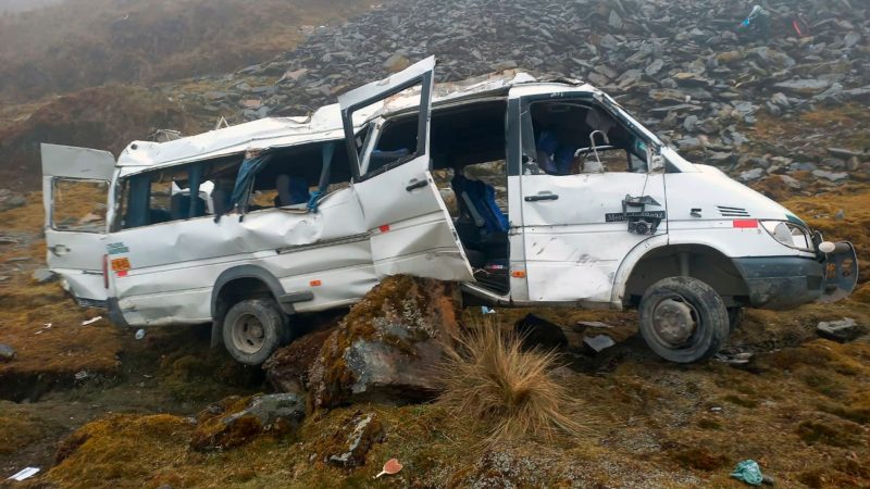 Ein Bus, in dem Touristen von Machu Picchu nach Cuzco transportiert wurden, ist von einer Klippe gestürzt. Das Foto wurde von der peruanischen Polizei veröffentlicht.