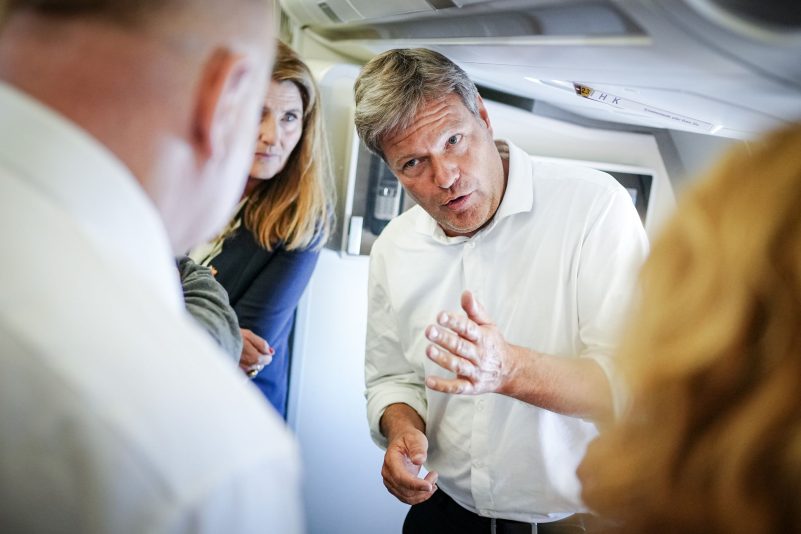 Wirtschaftsminister Robert Habeck spricht auf dem Flug nach Kanada mit Journalisten - ohne Mundschutz.