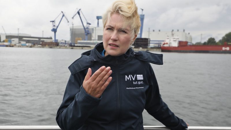 Lieber auf dem Wasser als in der Luft: Mecklenburg-Vorpommerns Ministerpräsidentin Manuela Schwesig während einer Schiffstour in Rostock.